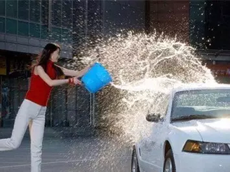 夏天這樣洗車會傷車漆，你知道嗎？